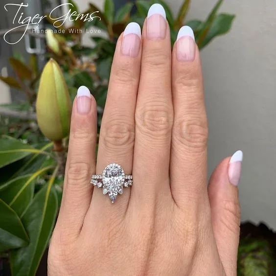 2.25 ctw Oval Halo Ring