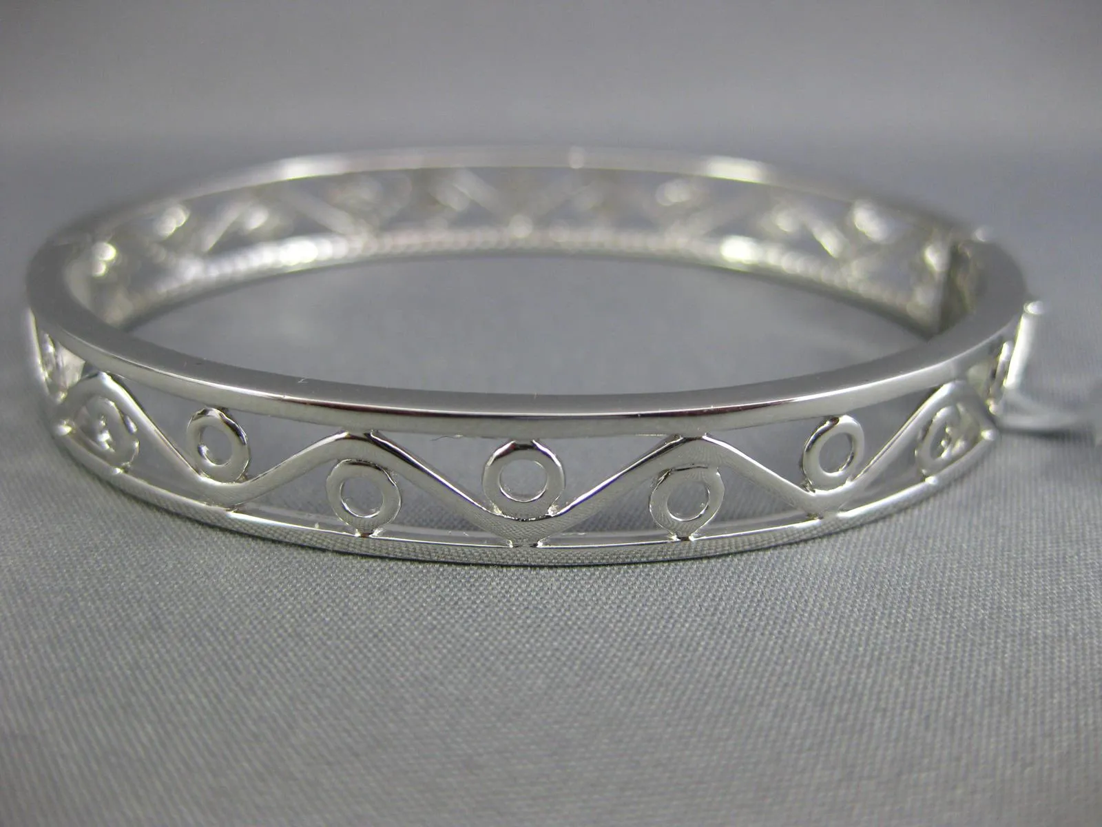 ESTATE WIDE 1.80CT DIAMOND 18KT WHITE GOLD FILIGREE WAVE FLOWER BANGLE BRACELET