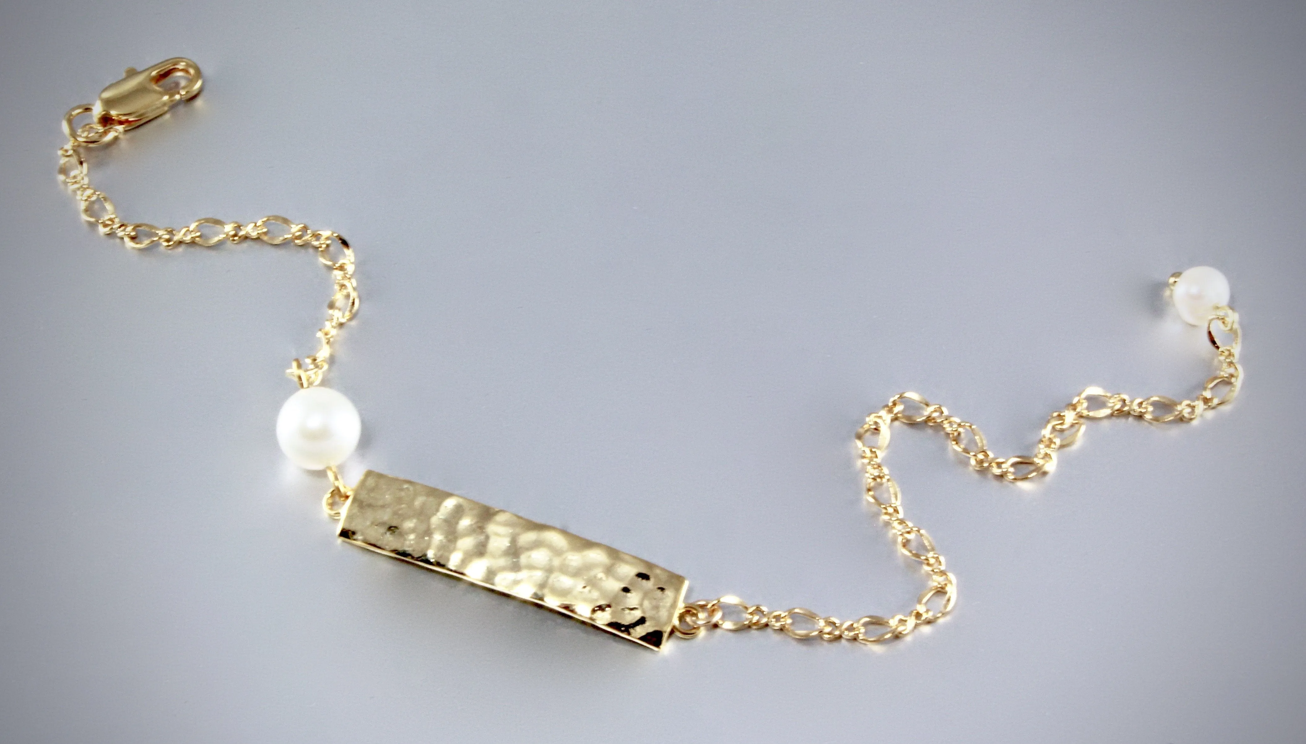 "Cora" - Minimalist Hammered Bar and Pearl Personalized Bracelet - Available in Silver and Gold