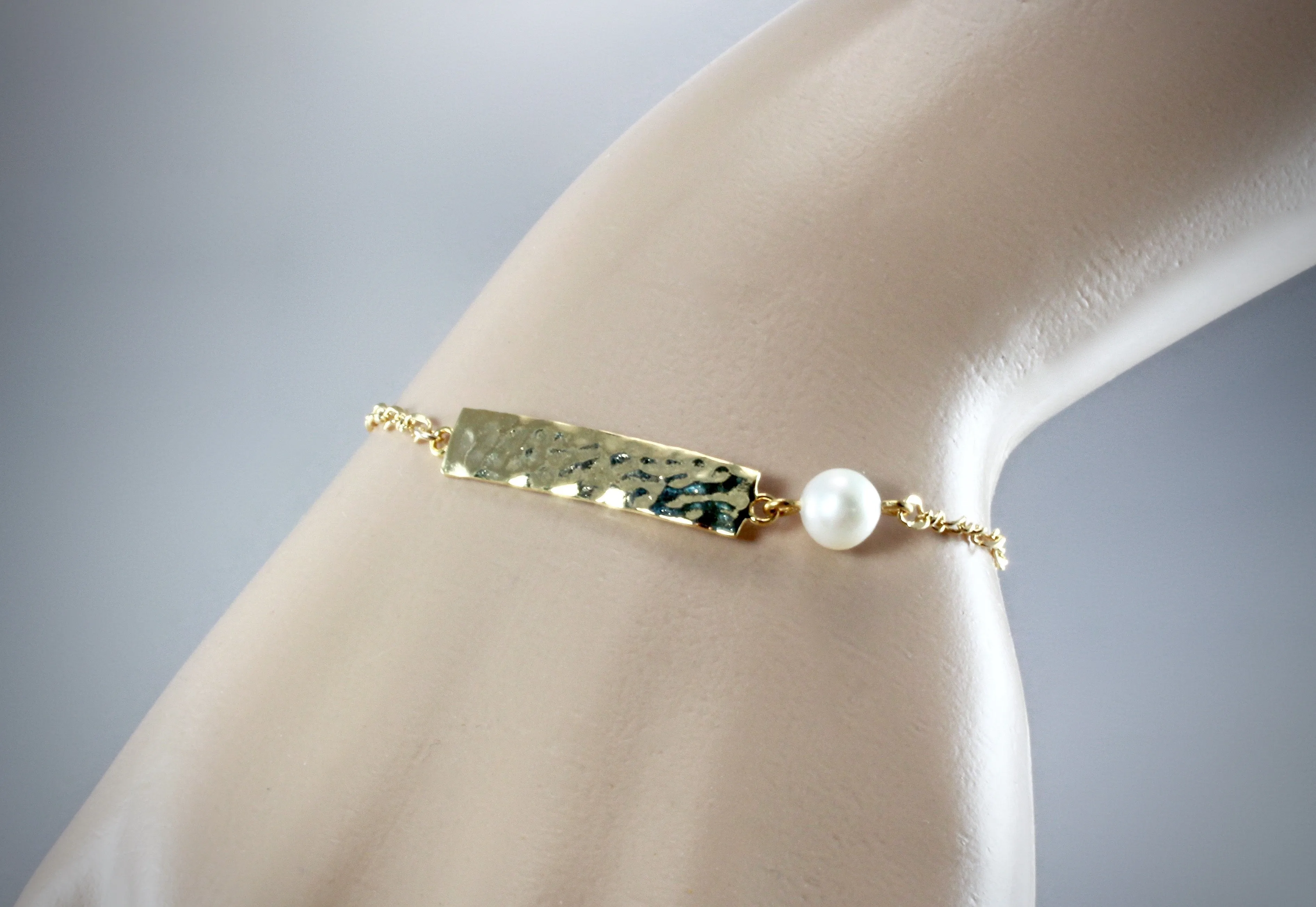 "Cora" - Minimalist Hammered Bar and Pearl Personalized Bracelet - Available in Silver and Gold