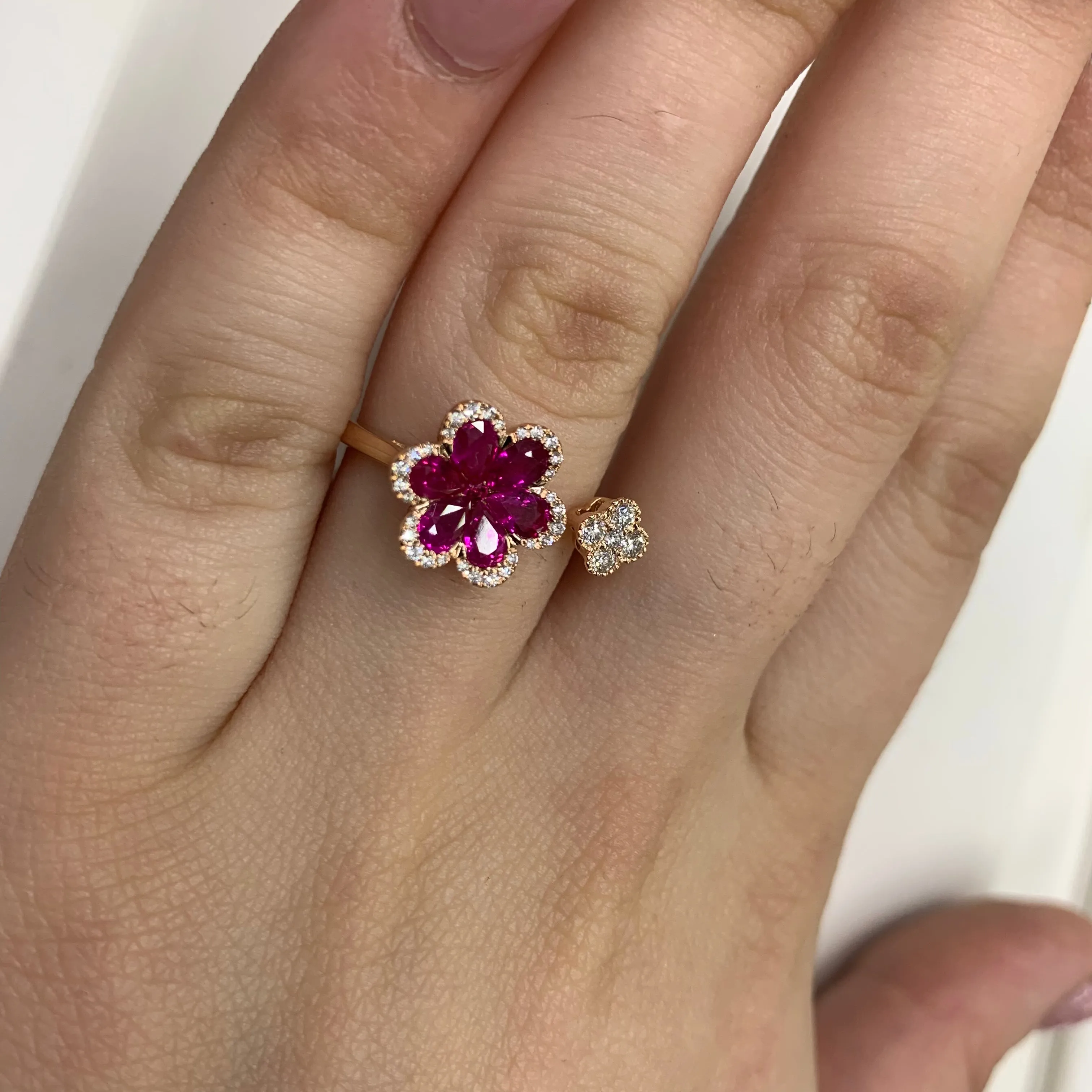 VVS/vs high clarity of diamonds set in a 18k Gold Flower Ladies`Ring with Ruby and Sapphire & Round Diamonds (choose your color)